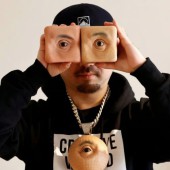 Nghệ sĩ Nhật Bản gây chú ý với những phụ kiện kỳ quái “bằng xương, bằng thịt”